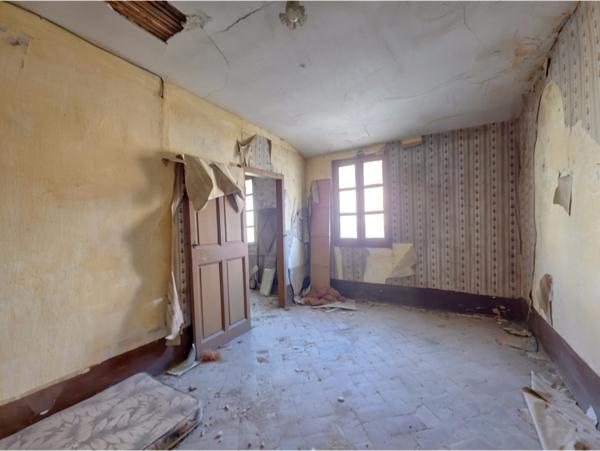 Tarascon (13150) Maison de ville aux beaux volumes proche Théatre