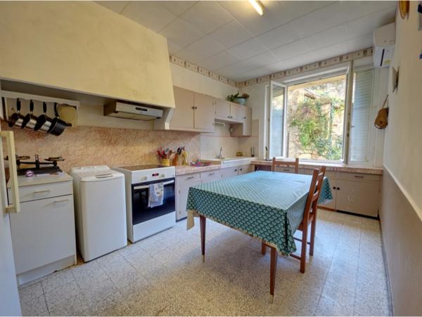 Tarascon (13150) Maison de ville aux beaux volumes proche Théatre