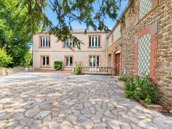 Propriété Rare en centre ville de Fougères à l'abri des regards 
Cette maison à caractère d'habitation dans une petite cour privatisée sera vous satisfaire par ses volumes et ses prestations.

Maison de 213 m2 - 5 chambres
Annexes de 220 m2 - Espace Aquatique, Garage, 4 bureaux ou chambres

Elle se compose de la manière suivante :
Au Rez de chaussée : Entrée avec placard, Bureau ou Chambre de plain pied, Cuisine ouverte, un grand espace Salle à manger - Salon avec cheminée insert, le tout communiquant sur la terrasse extérieur. 
Espace aquatique, Sauna, Garage, placard et WC séparé.

A l'étage '' en 2 parties"
Côté Gauche : Une mezzanine pouvant servir de bureau, Une belle grande Salle de bain avec douche et doubles vasques,
3 chambres dont une avec mezzanine accédant à une autre chambre 

Côté Droit : 4 Bureaux ou chambres, WC séparé

Les ailes peuvent communiquées entre elle avec quelques aménagements, rafraichissement à réaliser à plusieurs niveaux
A l'extérieur, Cour Pavé arboré avec coin barbecue, une dépendance et un poulailler

Assainissement Tout à l'égout, Chauffage Gaz de ville, Double vitrage en majeur partie

Nota: Le Côté Droit possède sa propre entrée indépendante.
Bien idéal pour résidence principale ou propice à un investissement locatif ou les deux
Croquis et surface en image