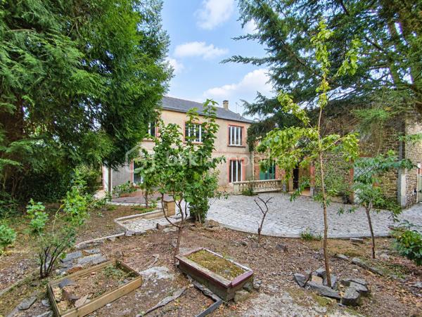 Propriété Rare en centre ville de Fougères à l'abri des regards 
Cette maison à caractère d'habitation dans une petite cour privatisée sera vous satisfaire par ses volumes et ses prestations.

Maison de 213 m2 - 5 chambres
Annexes de 220 m2 - Espace Aquatique, Garage, 4 bureaux ou chambres

Elle se compose de la manière suivante :
Au Rez de chaussée : Entrée avec placard, Bureau ou Chambre de plain pied, Cuisine ouverte, un grand espace Salle à manger - Salon avec cheminée insert, le tout communiquant sur la terrasse extérieur. 
Espace aquatique, Sauna, Garage, placard et WC séparé.

A l'étage '' en 2 parties"
Côté Gauche : Une mezzanine pouvant servir de bureau, Une belle grande Salle de bain avec douche et doubles vasques,
3 chambres dont une avec mezzanine accédant à une autre chambre 

Côté Droit : 4 Bureaux ou chambres, WC séparé

Les ailes peuvent communiquées entre elle avec quelques aménagements, rafraichissement à réaliser à plusieurs niveaux
A l'extérieur, Cour Pavé arboré avec coin barbecue, une dépendance et un poulailler

Assainissement Tout à l'égout, Chauffage Gaz de ville, Double vitrage en majeur partie

Nota: Le Côté Droit possède sa propre entrée indépendante.
Bien idéal pour résidence principale ou propice à un investissement locatif ou les deux
Croquis et surface en image