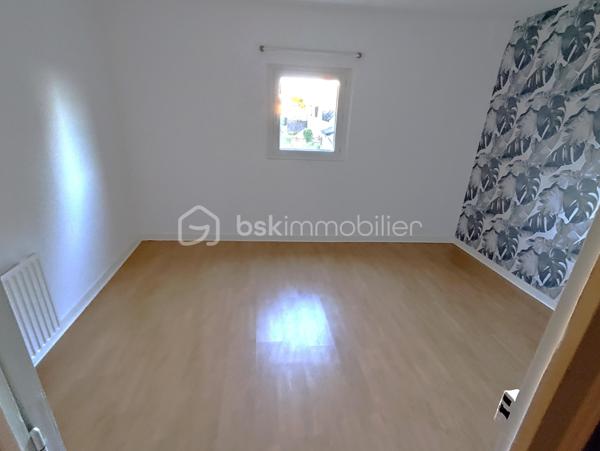 Propriété Rare en centre ville de Fougères à l'abri des regards 
Cette maison à caractère d'habitation dans une petite cour privatisée sera vous satisfaire par ses volumes et ses prestations.

Maison de 213 m2 - 5 chambres
Annexes de 220 m2 - Espace Aquatique, Garage, 4 bureaux ou chambres

Elle se compose de la manière suivante :
Au Rez de chaussée : Entrée avec placard, Bureau ou Chambre de plain pied, Cuisine ouverte, un grand espace Salle à manger - Salon avec cheminée insert, le tout communiquant sur la terrasse extérieur. 
Espace aquatique, Sauna, Garage, placard et WC séparé.

A l'étage '' en 2 parties"
Côté Gauche : Une mezzanine pouvant servir de bureau, Une belle grande Salle de bain avec douche et doubles vasques,
3 chambres dont une avec mezzanine accédant à une autre chambre 

Côté Droit : 4 Bureaux ou chambres, WC séparé

Les ailes peuvent communiquées entre elle avec quelques aménagements, rafraichissement à réaliser à plusieurs niveaux
A l'extérieur, Cour Pavé arboré avec coin barbecue, une dépendance et un poulailler

Assainissement Tout à l'égout, Chauffage Gaz de ville, Double vitrage en majeur partie

Nota: Le Côté Droit possède sa propre entrée indépendante.
Bien idéal pour résidence principale ou propice à un investissement locatif ou les deux
Croquis et surface en image