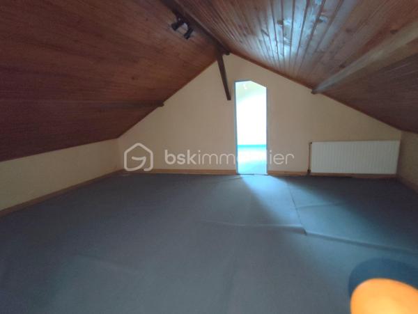 Propriété Rare en centre ville de Fougères à l'abri des regards 
Cette maison à caractère d'habitation dans une petite cour privatisée sera vous satisfaire par ses volumes et ses prestations.

Maison de 213 m2 - 5 chambres
Annexes de 220 m2 - Espace Aquatique, Garage, 4 bureaux ou chambres

Elle se compose de la manière suivante :
Au Rez de chaussée : Entrée avec placard, Bureau ou Chambre de plain pied, Cuisine ouverte, un grand espace Salle à manger - Salon avec cheminée insert, le tout communiquant sur la terrasse extérieur. 
Espace aquatique, Sauna, Garage, placard et WC séparé.

A l'étage '' en 2 parties"
Côté Gauche : Une mezzanine pouvant servir de bureau, Une belle grande Salle de bain avec douche et doubles vasques,
3 chambres dont une avec mezzanine accédant à une autre chambre 

Côté Droit : 4 Bureaux ou chambres, WC séparé

Les ailes peuvent communiquées entre elle avec quelques aménagements, rafraichissement à réaliser à plusieurs niveaux
A l'extérieur, Cour Pavé arboré avec coin barbecue, une dépendance et un poulailler

Assainissement Tout à l'égout, Chauffage Gaz de ville, Double vitrage en majeur partie

Nota: Le Côté Droit possède sa propre entrée indépendante.
Bien idéal pour résidence principale ou propice à un investissement locatif ou les deux
Croquis et surface en image