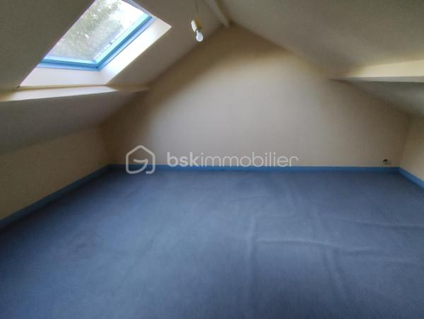 Propriété Rare en centre ville de Fougères à l'abri des regards 
Cette maison à caractère d'habitation dans une petite cour privatisée sera vous satisfaire par ses volumes et ses prestations.

Maison de 213 m2 - 5 chambres
Annexes de 220 m2 - Espace Aquatique, Garage, 4 bureaux ou chambres

Elle se compose de la manière suivante :
Au Rez de chaussée : Entrée avec placard, Bureau ou Chambre de plain pied, Cuisine ouverte, un grand espace Salle à manger - Salon avec cheminée insert, le tout communiquant sur la terrasse extérieur. 
Espace aquatique, Sauna, Garage, placard et WC séparé.

A l'étage '' en 2 parties"
Côté Gauche : Une mezzanine pouvant servir de bureau, Une belle grande Salle de bain avec douche et doubles vasques,
3 chambres dont une avec mezzanine accédant à une autre chambre 

Côté Droit : 4 Bureaux ou chambres, WC séparé

Les ailes peuvent communiquées entre elle avec quelques aménagements, rafraichissement à réaliser à plusieurs niveaux
A l'extérieur, Cour Pavé arboré avec coin barbecue, une dépendance et un poulailler

Assainissement Tout à l'égout, Chauffage Gaz de ville, Double vitrage en majeur partie

Nota: Le Côté Droit possède sa propre entrée indépendante.
Bien idéal pour résidence principale ou propice à un investissement locatif ou les deux
Croquis et surface en image