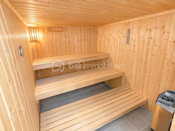 Propriété Rare en centre ville de Fougères à l'abri des regards 
Cette maison à caractère d'habitation dans une petite cour privatisée sera vous satisfaire par ses volumes et ses prestations.

Maison de 213 m2 - 5 chambres
Annexes de 220 m2 - Espace Aquatique, Garage, 4 bureaux ou chambres

Elle se compose de la manière suivante :
Au Rez de chaussée : Entrée avec placard, Bureau ou Chambre de plain pied, Cuisine ouverte, un grand espace Salle à manger - Salon avec cheminée insert, le tout communiquant sur la terrasse extérieur. 
Espace aquatique, Sauna, Garage, placard et WC séparé.

A l'étage '' en 2 parties"
Côté Gauche : Une mezzanine pouvant servir de bureau, Une belle grande Salle de bain avec douche et doubles vasques,
3 chambres dont une avec mezzanine accédant à une autre chambre 

Côté Droit : 4 Bureaux ou chambres, WC séparé

Les ailes peuvent communiquées entre elle avec quelques aménagements, rafraichissement à réaliser à plusieurs niveaux
A l'extérieur, Cour Pavé arboré avec coin barbecue, une dépendance et un poulailler

Assainissement Tout à l'égout, Chauffage Gaz de ville, Double vitrage en majeur partie

Nota: Le Côté Droit possède sa propre entrée indépendante.
Bien idéal pour résidence principale ou propice à un investissement locatif ou les deux
Croquis et surface en image