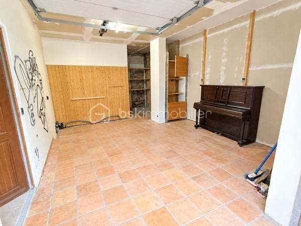 Propriété Rare en centre ville de Fougères à l'abri des regards 
Cette maison à caractère d'habitation dans une petite cour privatisée sera vous satisfaire par ses volumes et ses prestations.

Maison de 213 m2 - 5 chambres
Annexes de 220 m2 - Espace Aquatique, Garage, 4 bureaux ou chambres

Elle se compose de la manière suivante :
Au Rez de chaussée : Entrée avec placard, Bureau ou Chambre de plain pied, Cuisine ouverte, un grand espace Salle à manger - Salon avec cheminée insert, le tout communiquant sur la terrasse extérieur. 
Espace aquatique, Sauna, Garage, placard et WC séparé.

A l'étage '' en 2 parties"
Côté Gauche : Une mezzanine pouvant servir de bureau, Une belle grande Salle de bain avec douche et doubles vasques,
3 chambres dont une avec mezzanine accédant à une autre chambre 

Côté Droit : 4 Bureaux ou chambres, WC séparé

Les ailes peuvent communiquées entre elle avec quelques aménagements, rafraichissement à réaliser à plusieurs niveaux
A l'extérieur, Cour Pavé arboré avec coin barbecue, une dépendance et un poulailler

Assainissement Tout à l'égout, Chauffage Gaz de ville, Double vitrage en majeur partie

Nota: Le Côté Droit possède sa propre entrée indépendante.
Bien idéal pour résidence principale ou propice à un investissement locatif ou les deux
Croquis et surface en image