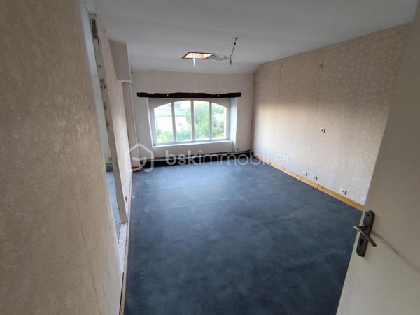 Propriété Rare en centre ville de Fougères à l'abri des regards 
Cette maison à caractère d'habitation dans une petite cour privatisée sera vous satisfaire par ses volumes et ses prestations.

Maison de 213 m2 - 5 chambres
Annexes de 220 m2 - Espace Aquatique, Garage, 4 bureaux ou chambres

Elle se compose de la manière suivante :
Au Rez de chaussée : Entrée avec placard, Bureau ou Chambre de plain pied, Cuisine ouverte, un grand espace Salle à manger - Salon avec cheminée insert, le tout communiquant sur la terrasse extérieur. 
Espace aquatique, Sauna, Garage, placard et WC séparé.

A l'étage '' en 2 parties"
Côté Gauche : Une mezzanine pouvant servir de bureau, Une belle grande Salle de bain avec douche et doubles vasques,
3 chambres dont une avec mezzanine accédant à une autre chambre 

Côté Droit : 4 Bureaux ou chambres, WC séparé

Les ailes peuvent communiquées entre elle avec quelques aménagements, rafraichissement à réaliser à plusieurs niveaux
A l'extérieur, Cour Pavé arboré avec coin barbecue, une dépendance et un poulailler

Assainissement Tout à l'égout, Chauffage Gaz de ville, Double vitrage en majeur partie

Nota: Le Côté Droit possède sa propre entrée indépendante.
Bien idéal pour résidence principale ou propice à un investissement locatif ou les deux
Croquis et surface en image