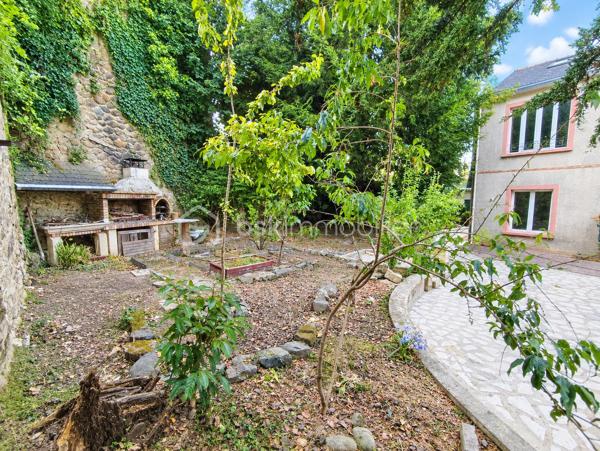 Propriété Rare en centre ville de Fougères à l'abri des regards 
Cette maison à caractère d'habitation dans une petite cour privatisée sera vous satisfaire par ses volumes et ses prestations.

Maison de 213 m2 - 5 chambres
Annexes de 220 m2 - Espace Aquatique, Garage, 4 bureaux ou chambres

Elle se compose de la manière suivante :
Au Rez de chaussée : Entrée avec placard, Bureau ou Chambre de plain pied, Cuisine ouverte, un grand espace Salle à manger - Salon avec cheminée insert, le tout communiquant sur la terrasse extérieur. 
Espace aquatique, Sauna, Garage, placard et WC séparé.

A l'étage '' en 2 parties"
Côté Gauche : Une mezzanine pouvant servir de bureau, Une belle grande Salle de bain avec douche et doubles vasques,
3 chambres dont une avec mezzanine accédant à une autre chambre 

Côté Droit : 4 Bureaux ou chambres, WC séparé

Les ailes peuvent communiquées entre elle avec quelques aménagements, rafraichissement à réaliser à plusieurs niveaux
A l'extérieur, Cour Pavé arboré avec coin barbecue, une dépendance et un poulailler

Assainissement Tout à l'égout, Chauffage Gaz de ville, Double vitrage en majeur partie

Nota: Le Côté Droit possède sa propre entrée indépendante.
Bien idéal pour résidence principale ou propice à un investissement locatif ou les deux
Croquis et surface en image