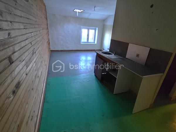 Propriété Rare en centre ville de Fougères à l'abri des regards 
Cette maison à caractère d'habitation dans une petite cour privatisée sera vous satisfaire par ses volumes et ses prestations.

Maison de 213 m2 - 5 chambres
Annexes de 220 m2 - Espace Aquatique, Garage, 4 bureaux ou chambres

Elle se compose de la manière suivante :
Au Rez de chaussée : Entrée avec placard, Bureau ou Chambre de plain pied, Cuisine ouverte, un grand espace Salle à manger - Salon avec cheminée insert, le tout communiquant sur la terrasse extérieur. 
Espace aquatique, Sauna, Garage, placard et WC séparé.

A l'étage '' en 2 parties"
Côté Gauche : Une mezzanine pouvant servir de bureau, Une belle grande Salle de bain avec douche et doubles vasques,
3 chambres dont une avec mezzanine accédant à une autre chambre 

Côté Droit : 4 Bureaux ou chambres, WC séparé

Les ailes peuvent communiquées entre elle avec quelques aménagements, rafraichissement à réaliser à plusieurs niveaux
A l'extérieur, Cour Pavé arboré avec coin barbecue, une dépendance et un poulailler

Assainissement Tout à l'égout, Chauffage Gaz de ville, Double vitrage en majeur partie

Nota: Le Côté Droit possède sa propre entrée indépendante.
Bien idéal pour résidence principale ou propice à un investissement locatif ou les deux
Croquis et surface en image