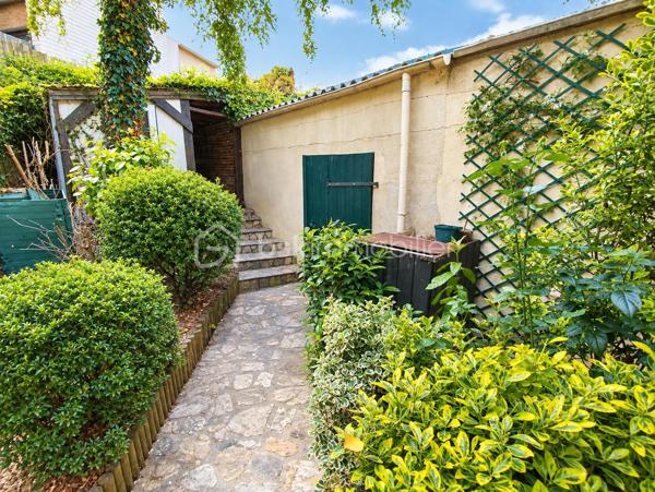 Propriété Rare en centre ville de Fougères à l'abri des regards 
Cette maison à caractère d'habitation dans une petite cour privatisée sera vous satisfaire par ses volumes et ses prestations.

Maison de 213 m2 - 5 chambres
Annexes de 220 m2 - Espace Aquatique, Garage, 4 bureaux ou chambres

Elle se compose de la manière suivante :
Au Rez de chaussée : Entrée avec placard, Bureau ou Chambre de plain pied, Cuisine ouverte, un grand espace Salle à manger - Salon avec cheminée insert, le tout communiquant sur la terrasse extérieur. 
Espace aquatique, Sauna, Garage, placard et WC séparé.

A l'étage '' en 2 parties"
Côté Gauche : Une mezzanine pouvant servir de bureau, Une belle grande Salle de bain avec douche et doubles vasques,
3 chambres dont une avec mezzanine accédant à une autre chambre 

Côté Droit : 4 Bureaux ou chambres, WC séparé

Les ailes peuvent communiquées entre elle avec quelques aménagements, rafraichissement à réaliser à plusieurs niveaux
A l'extérieur, Cour Pavé arboré avec coin barbecue, une dépendance et un poulailler

Assainissement Tout à l'égout, Chauffage Gaz de ville, Double vitrage en majeur partie

Nota: Le Côté Droit possède sa propre entrée indépendante.
Bien idéal pour résidence principale ou propice à un investissement locatif ou les deux
Croquis et surface en image