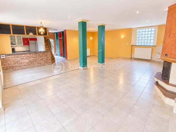 Propriété Rare en centre ville de Fougères à l'abri des regards 
Cette maison à caractère d'habitation dans une petite cour privatisée sera vous satisfaire par ses volumes et ses prestations.

Maison de 213 m2 - 5 chambres
Annexes de 220 m2 - Espace Aquatique, Garage, 4 bureaux ou chambres

Elle se compose de la manière suivante :
Au Rez de chaussée : Entrée avec placard, Bureau ou Chambre de plain pied, Cuisine ouverte, un grand espace Salle à manger - Salon avec cheminée insert, le tout communiquant sur la terrasse extérieur. 
Espace aquatique, Sauna, Garage, placard et WC séparé.

A l'étage '' en 2 parties"
Côté Gauche : Une mezzanine pouvant servir de bureau, Une belle grande Salle de bain avec douche et doubles vasques,
3 chambres dont une avec mezzanine accédant à une autre chambre 

Côté Droit : 4 Bureaux ou chambres, WC séparé

Les ailes peuvent communiquées entre elle avec quelques aménagements, rafraichissement à réaliser à plusieurs niveaux
A l'extérieur, Cour Pavé arboré avec coin barbecue, une dépendance et un poulailler

Assainissement Tout à l'égout, Chauffage Gaz de ville, Double vitrage en majeur partie

Nota: Le Côté Droit possède sa propre entrée indépendante.
Bien idéal pour résidence principale ou propice à un investissement locatif ou les deux
Croquis et surface en image