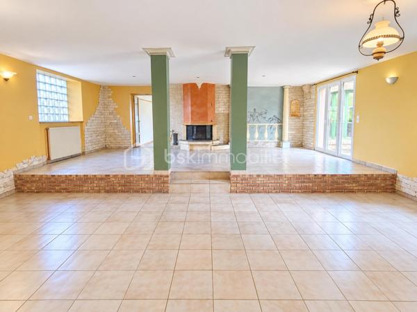 Propriété Rare en centre ville de Fougères à l'abri des regards 
Cette maison à caractère d'habitation dans une petite cour privatisée sera vous satisfaire par ses volumes et ses prestations.

Maison de 213 m2 - 5 chambres
Annexes de 220 m2 - Espace Aquatique, Garage, 4 bureaux ou chambres

Elle se compose de la manière suivante :
Au Rez de chaussée : Entrée avec placard, Bureau ou Chambre de plain pied, Cuisine ouverte, un grand espace Salle à manger - Salon avec cheminée insert, le tout communiquant sur la terrasse extérieur. 
Espace aquatique, Sauna, Garage, placard et WC séparé.

A l'étage '' en 2 parties"
Côté Gauche : Une mezzanine pouvant servir de bureau, Une belle grande Salle de bain avec douche et doubles vasques,
3 chambres dont une avec mezzanine accédant à une autre chambre 

Côté Droit : 4 Bureaux ou chambres, WC séparé

Les ailes peuvent communiquées entre elle avec quelques aménagements, rafraichissement à réaliser à plusieurs niveaux
A l'extérieur, Cour Pavé arboré avec coin barbecue, une dépendance et un poulailler

Assainissement Tout à l'égout, Chauffage Gaz de ville, Double vitrage en majeur partie

Nota: Le Côté Droit possède sa propre entrée indépendante.
Bien idéal pour résidence principale ou propice à un investissement locatif ou les deux
Croquis et surface en image
