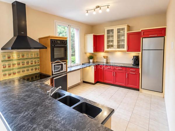 Propriété Rare en centre ville de Fougères à l'abri des regards 
Cette maison à caractère d'habitation dans une petite cour privatisée sera vous satisfaire par ses volumes et ses prestations.

Maison de 213 m2 - 5 chambres
Annexes de 220 m2 - Espace Aquatique, Garage, 4 bureaux ou chambres

Elle se compose de la manière suivante :
Au Rez de chaussée : Entrée avec placard, Bureau ou Chambre de plain pied, Cuisine ouverte, un grand espace Salle à manger - Salon avec cheminée insert, le tout communiquant sur la terrasse extérieur. 
Espace aquatique, Sauna, Garage, placard et WC séparé.

A l'étage '' en 2 parties"
Côté Gauche : Une mezzanine pouvant servir de bureau, Une belle grande Salle de bain avec douche et doubles vasques,
3 chambres dont une avec mezzanine accédant à une autre chambre 

Côté Droit : 4 Bureaux ou chambres, WC séparé

Les ailes peuvent communiquées entre elle avec quelques aménagements, rafraichissement à réaliser à plusieurs niveaux
A l'extérieur, Cour Pavé arboré avec coin barbecue, une dépendance et un poulailler

Assainissement Tout à l'égout, Chauffage Gaz de ville, Double vitrage en majeur partie

Nota: Le Côté Droit possède sa propre entrée indépendante.
Bien idéal pour résidence principale ou propice à un investissement locatif ou les deux
Croquis et surface en image