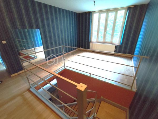 Propriété Rare en centre ville de Fougères à l'abri des regards 
Cette maison à caractère d'habitation dans une petite cour privatisée sera vous satisfaire par ses volumes et ses prestations.

Maison de 213 m2 - 5 chambres
Annexes de 220 m2 - Espace Aquatique, Garage, 4 bureaux ou chambres

Elle se compose de la manière suivante :
Au Rez de chaussée : Entrée avec placard, Bureau ou Chambre de plain pied, Cuisine ouverte, un grand espace Salle à manger - Salon avec cheminée insert, le tout communiquant sur la terrasse extérieur. 
Espace aquatique, Sauna, Garage, placard et WC séparé.

A l'étage '' en 2 parties"
Côté Gauche : Une mezzanine pouvant servir de bureau, Une belle grande Salle de bain avec douche et doubles vasques,
3 chambres dont une avec mezzanine accédant à une autre chambre 

Côté Droit : 4 Bureaux ou chambres, WC séparé

Les ailes peuvent communiquées entre elle avec quelques aménagements, rafraichissement à réaliser à plusieurs niveaux
A l'extérieur, Cour Pavé arboré avec coin barbecue, une dépendance et un poulailler

Assainissement Tout à l'égout, Chauffage Gaz de ville, Double vitrage en majeur partie

Nota: Le Côté Droit possède sa propre entrée indépendante.
Bien idéal pour résidence principale ou propice à un investissement locatif ou les deux
Croquis et surface en image