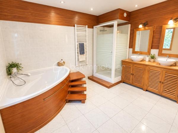 Propriété Rare en centre ville de Fougères à l'abri des regards 
Cette maison à caractère d'habitation dans une petite cour privatisée sera vous satisfaire par ses volumes et ses prestations.

Maison de 213 m2 - 5 chambres
Annexes de 220 m2 - Espace Aquatique, Garage, 4 bureaux ou chambres

Elle se compose de la manière suivante :
Au Rez de chaussée : Entrée avec placard, Bureau ou Chambre de plain pied, Cuisine ouverte, un grand espace Salle à manger - Salon avec cheminée insert, le tout communiquant sur la terrasse extérieur. 
Espace aquatique, Sauna, Garage, placard et WC séparé.

A l'étage '' en 2 parties"
Côté Gauche : Une mezzanine pouvant servir de bureau, Une belle grande Salle de bain avec douche et doubles vasques,
3 chambres dont une avec mezzanine accédant à une autre chambre 

Côté Droit : 4 Bureaux ou chambres, WC séparé

Les ailes peuvent communiquées entre elle avec quelques aménagements, rafraichissement à réaliser à plusieurs niveaux
A l'extérieur, Cour Pavé arboré avec coin barbecue, une dépendance et un poulailler

Assainissement Tout à l'égout, Chauffage Gaz de ville, Double vitrage en majeur partie

Nota: Le Côté Droit possède sa propre entrée indépendante.
Bien idéal pour résidence principale ou propice à un investissement locatif ou les deux
Croquis et surface en image