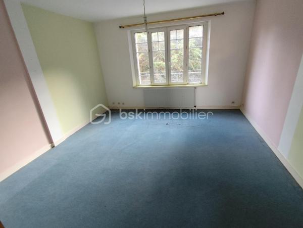 Propriété Rare en centre ville de Fougères à l'abri des regards 
Cette maison à caractère d'habitation dans une petite cour privatisée sera vous satisfaire par ses volumes et ses prestations.

Maison de 213 m2 - 5 chambres
Annexes de 220 m2 - Espace Aquatique, Garage, 4 bureaux ou chambres

Elle se compose de la manière suivante :
Au Rez de chaussée : Entrée avec placard, Bureau ou Chambre de plain pied, Cuisine ouverte, un grand espace Salle à manger - Salon avec cheminée insert, le tout communiquant sur la terrasse extérieur. 
Espace aquatique, Sauna, Garage, placard et WC séparé.

A l'étage '' en 2 parties"
Côté Gauche : Une mezzanine pouvant servir de bureau, Une belle grande Salle de bain avec douche et doubles vasques,
3 chambres dont une avec mezzanine accédant à une autre chambre 

Côté Droit : 4 Bureaux ou chambres, WC séparé

Les ailes peuvent communiquées entre elle avec quelques aménagements, rafraichissement à réaliser à plusieurs niveaux
A l'extérieur, Cour Pavé arboré avec coin barbecue, une dépendance et un poulailler

Assainissement Tout à l'égout, Chauffage Gaz de ville, Double vitrage en majeur partie

Nota: Le Côté Droit possède sa propre entrée indépendante.
Bien idéal pour résidence principale ou propice à un investissement locatif ou les deux
Croquis et surface en image