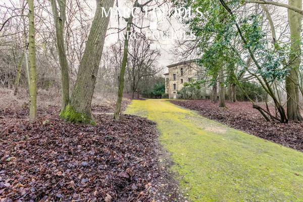 Château avec un Terrain de 10 hectares constructible au Nord de Paris