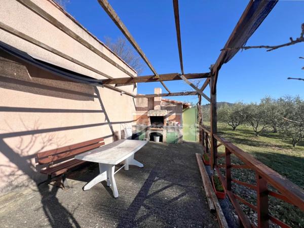 À vendre charmant Cabanon/Mazet provençal avec oliveraie sur 4000m2 de terre – proche de Manosque et Pierrevert