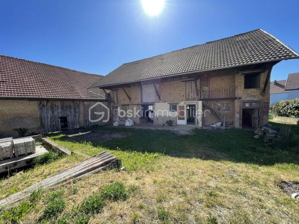 🏚️ Ensemble de granges à rénover

Situé en plein cœur du village de Kleingoeft, cet ensemble de granges offre de nombreuses possibilités d’aménagement et représente une belle opportunité pour les investisseurs, artisans ou particuliers en quête d’un projet à fort potentiel.

À rénover et à réhabiliter selon vos envies et vos besoins, cet ensemble peut convenir à différents projets, tels que la création d’un immeuble, la transformation en maison d’habitation avec dépendances, l’aménagement d’ateliers ou d’espaces professionnels, ou encore une utilisation pour du stockage et des activités annexes.

Le premier bâtiment bénéficie déjà d’une installation électrique, d’un raccordement à l’eau ainsi qu’au réseau d’assainissement.

Cet ensemble offre un cadre idéal pour imaginer un projet de rénovation sur mesure, alliant le charme de l’ancien à une belle valorisation patrimoniale.

📍 Situation géographique : 

A 10min de Marmoutier et Wasselonne
A 12min de Saverne
A 35min de Strasbourg
Accès autoroutes A4 à 15kms