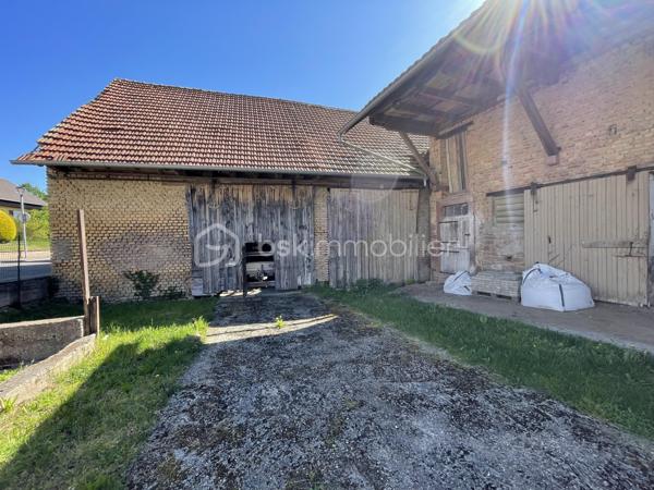 🏚️ Ensemble de granges à rénover

Situé en plein cœur du village de Kleingoeft, cet ensemble de granges offre de nombreuses possibilités d’aménagement et représente une belle opportunité pour les investisseurs, artisans ou particuliers en quête d’un projet à fort potentiel.

À rénover et à réhabiliter selon vos envies et vos besoins, cet ensemble peut convenir à différents projets, tels que la création d’un immeuble, la transformation en maison d’habitation avec dépendances, l’aménagement d’ateliers ou d’espaces professionnels, ou encore une utilisation pour du stockage et des activités annexes.

Le premier bâtiment bénéficie déjà d’une installation électrique, d’un raccordement à l’eau ainsi qu’au réseau d’assainissement.

Cet ensemble offre un cadre idéal pour imaginer un projet de rénovation sur mesure, alliant le charme de l’ancien à une belle valorisation patrimoniale.

📍 Situation géographique : 

A 10min de Marmoutier et Wasselonne
A 12min de Saverne
A 35min de Strasbourg
Accès autoroutes A4 à 15kms
