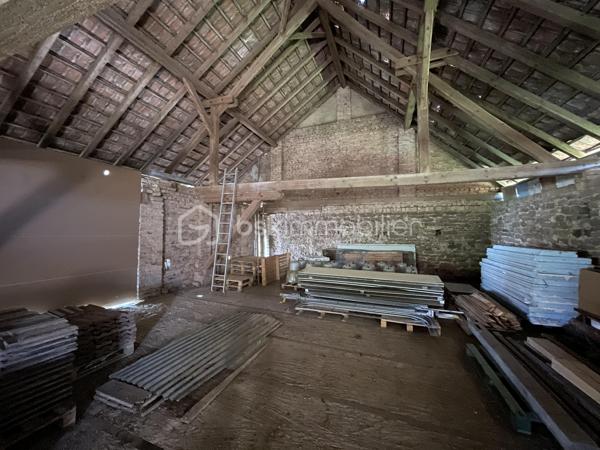 🏚️ Ensemble de granges à rénover

Situé en plein cœur du village de Kleingoeft, cet ensemble de granges offre de nombreuses possibilités d’aménagement et représente une belle opportunité pour les investisseurs, artisans ou particuliers en quête d’un projet à fort potentiel.

À rénover et à réhabiliter selon vos envies et vos besoins, cet ensemble peut convenir à différents projets, tels que la création d’un immeuble, la transformation en maison d’habitation avec dépendances, l’aménagement d’ateliers ou d’espaces professionnels, ou encore une utilisation pour du stockage et des activités annexes.

Le premier bâtiment bénéficie déjà d’une installation électrique, d’un raccordement à l’eau ainsi qu’au réseau d’assainissement.

Cet ensemble offre un cadre idéal pour imaginer un projet de rénovation sur mesure, alliant le charme de l’ancien à une belle valorisation patrimoniale.

📍 Situation géographique : 

A 10min de Marmoutier et Wasselonne
A 12min de Saverne
A 35min de Strasbourg
Accès autoroutes A4 à 15kms