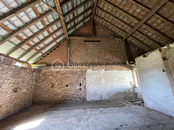 🏚️ Ensemble de granges à rénover

Situé en plein cœur du village de Kleingoeft, cet ensemble de granges offre de nombreuses possibilités d’aménagement et représente une belle opportunité pour les investisseurs, artisans ou particuliers en quête d’un projet à fort potentiel.

À rénover et à réhabiliter selon vos envies et vos besoins, cet ensemble peut convenir à différents projets, tels que la création d’un immeuble, la transformation en maison d’habitation avec dépendances, l’aménagement d’ateliers ou d’espaces professionnels, ou encore une utilisation pour du stockage et des activités annexes.

Le premier bâtiment bénéficie déjà d’une installation électrique, d’un raccordement à l’eau ainsi qu’au réseau d’assainissement.

Cet ensemble offre un cadre idéal pour imaginer un projet de rénovation sur mesure, alliant le charme de l’ancien à une belle valorisation patrimoniale.

📍 Situation géographique : 

A 10min de Marmoutier et Wasselonne
A 12min de Saverne
A 35min de Strasbourg
Accès autoroutes A4 à 15kms