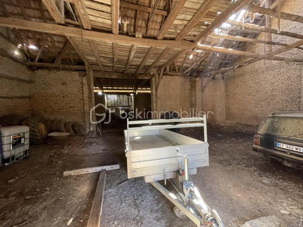 🏚️ Ensemble de granges à rénover

Situé en plein cœur du village de Kleingoeft, cet ensemble de granges offre de nombreuses possibilités d’aménagement et représente une belle opportunité pour les investisseurs, artisans ou particuliers en quête d’un projet à fort potentiel.

À rénover et à réhabiliter selon vos envies et vos besoins, cet ensemble peut convenir à différents projets, tels que la création d’un immeuble, la transformation en maison d’habitation avec dépendances, l’aménagement d’ateliers ou d’espaces professionnels, ou encore une utilisation pour du stockage et des activités annexes.

Le premier bâtiment bénéficie déjà d’une installation électrique, d’un raccordement à l’eau ainsi qu’au réseau d’assainissement.

Cet ensemble offre un cadre idéal pour imaginer un projet de rénovation sur mesure, alliant le charme de l’ancien à une belle valorisation patrimoniale.

📍 Situation géographique : 

A 10min de Marmoutier et Wasselonne
A 12min de Saverne
A 35min de Strasbourg
Accès autoroutes A4 à 15kms