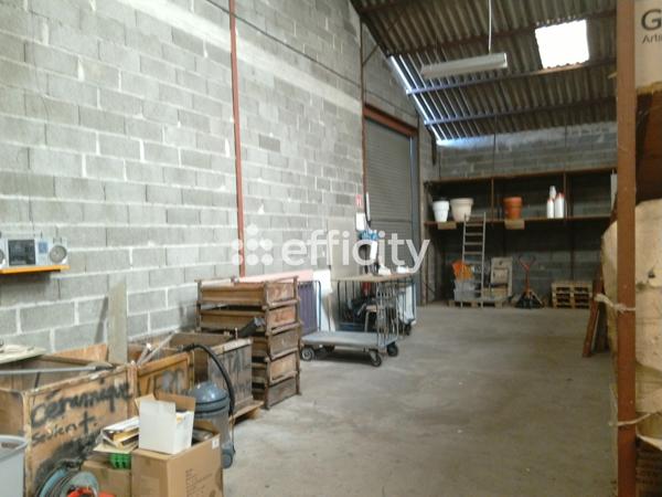 Local Commercial 7 pièces - 2200 m²