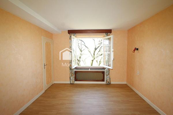 Maison de maçon - 3 chambres - 1 bureau - 2 garages - Terrain 2300m²