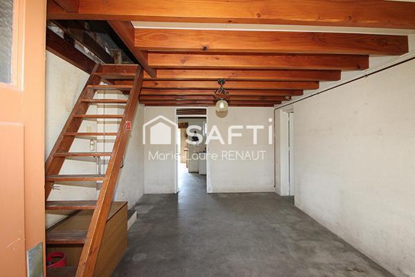 Maison de maçon - 3 chambres - 1 bureau - 2 garages - Terrain 2300m²