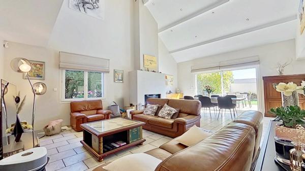 Maison moderne 236 m² – Piscine chauffée – Suite parentale – AUGNY