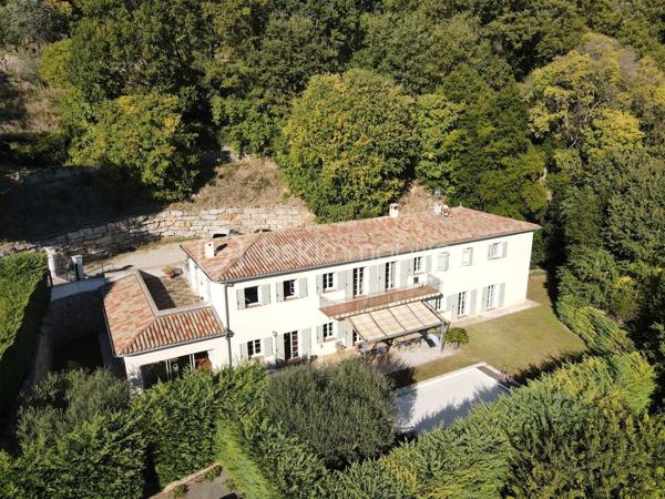 DE NOUVEAU A LA VENTE 

Idéalement située dans un quartier résidentiel calme et prisé, cette superbe villa de 433 m² nichée dans un écrin de verdure, offre un parfait équilibre entre demeure familiale et maison d’hôtes.
Ses volumes généreux, ses matériaux de qualité et sa conception soignée en font un lieu unique, à la fois élégant et accueillant.

Édifiée sur un terrain d’environ 1 900 m², elle se compose au rez-de-chaussée d’un vaste salon/séjour, d’une cuisine indépendante, d’une buanderie, d’une véranda lumineuse ainsi que d’un bureau.
 Le coin nuit du rez-de-chaussée comprend une belle suite parentale, un grand dressing ainsi que deux chambres supplémentaires partageant une salle d’eau commune.
À l’étage, cinq superbes suites parentales offrent confort, intimité et indépendance, idéales pour accueillir famille et invités ou pour développer une activité de gîte ou de maison d’hôtes.
L’extérieur offre un jardin, une terrasse, une piscine ainsi que plusieurs places de stationnement.
Un bien rare alliant espace, élégance et sérénité… qui ne demande qu’à être découvert !
AUCUNS TRAVAUX A PREVOIR - Visites possibles en anglais, allemand et russe 

 Le bien comprend 1 lot et est situé dans une copropriété de 31 lots (les charges courantes annuelles moyennes de copropriété sont de 350 € et le syndicat des copropriétaires ne fait pas l'objet d'une procédure citée à l'article L. 721-1 du code de la construction et de l'habitation).