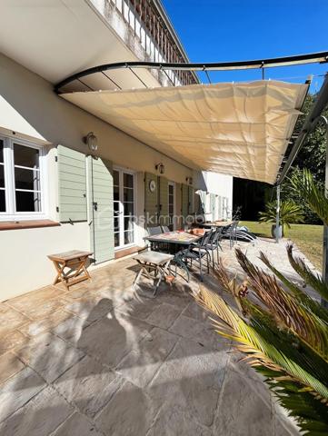 DE NOUVEAU A LA VENTE 

Idéalement située dans un quartier résidentiel calme et prisé, cette superbe villa de 433 m² nichée dans un écrin de verdure, offre un parfait équilibre entre demeure familiale et maison d’hôtes.
Ses volumes généreux, ses matériaux de qualité et sa conception soignée en font un lieu unique, à la fois élégant et accueillant.

Édifiée sur un terrain d’environ 1 900 m², elle se compose au rez-de-chaussée d’un vaste salon/séjour, d’une cuisine indépendante, d’une buanderie, d’une véranda lumineuse ainsi que d’un bureau.
 Le coin nuit du rez-de-chaussée comprend une belle suite parentale, un grand dressing ainsi que deux chambres supplémentaires partageant une salle d’eau commune.
À l’étage, cinq superbes suites parentales offrent confort, intimité et indépendance, idéales pour accueillir famille et invités ou pour développer une activité de gîte ou de maison d’hôtes.
L’extérieur offre un jardin, une terrasse, une piscine ainsi que plusieurs places de stationnement.
Un bien rare alliant espace, élégance et sérénité… qui ne demande qu’à être découvert !
AUCUNS TRAVAUX A PREVOIR - Visites possibles en anglais, allemand et russe 

 Le bien comprend 1 lot et est situé dans une copropriété de 31 lots (les charges courantes annuelles moyennes de copropriété sont de 350 € et le syndicat des copropriétaires ne fait pas l'objet d'une procédure citée à l'article L. 721-1 du code de la construction et de l'habitation).