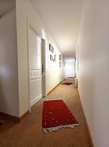DE NOUVEAU A LA VENTE 

Idéalement située dans un quartier résidentiel calme et prisé, cette superbe villa de 433 m² nichée dans un écrin de verdure, offre un parfait équilibre entre demeure familiale et maison d’hôtes.
Ses volumes généreux, ses matériaux de qualité et sa conception soignée en font un lieu unique, à la fois élégant et accueillant.

Édifiée sur un terrain d’environ 1 900 m², elle se compose au rez-de-chaussée d’un vaste salon/séjour, d’une cuisine indépendante, d’une buanderie, d’une véranda lumineuse ainsi que d’un bureau.
 Le coin nuit du rez-de-chaussée comprend une belle suite parentale, un grand dressing ainsi que deux chambres supplémentaires partageant une salle d’eau commune.
À l’étage, cinq superbes suites parentales offrent confort, intimité et indépendance, idéales pour accueillir famille et invités ou pour développer une activité de gîte ou de maison d’hôtes.
L’extérieur offre un jardin, une terrasse, une piscine ainsi que plusieurs places de stationnement.
Un bien rare alliant espace, élégance et sérénité… qui ne demande qu’à être découvert !
AUCUNS TRAVAUX A PREVOIR - Visites possibles en anglais, allemand et russe 

 Le bien comprend 1 lot et est situé dans une copropriété de 31 lots (les charges courantes annuelles moyennes de copropriété sont de 350 € et le syndicat des copropriétaires ne fait pas l'objet d'une procédure citée à l'article L. 721-1 du code de la construction et de l'habitation).