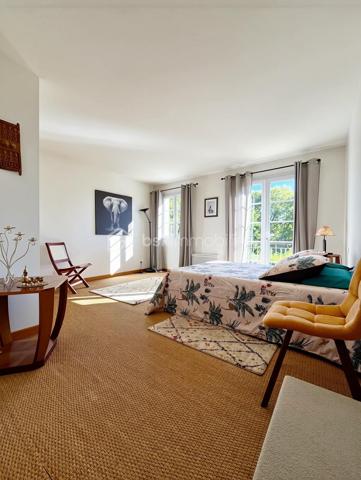 DE NOUVEAU A LA VENTE 

Idéalement située dans un quartier résidentiel calme et prisé, cette superbe villa de 433 m² nichée dans un écrin de verdure, offre un parfait équilibre entre demeure familiale et maison d’hôtes.
Ses volumes généreux, ses matériaux de qualité et sa conception soignée en font un lieu unique, à la fois élégant et accueillant.

Édifiée sur un terrain d’environ 1 900 m², elle se compose au rez-de-chaussée d’un vaste salon/séjour, d’une cuisine indépendante, d’une buanderie, d’une véranda lumineuse ainsi que d’un bureau.
 Le coin nuit du rez-de-chaussée comprend une belle suite parentale, un grand dressing ainsi que deux chambres supplémentaires partageant une salle d’eau commune.
À l’étage, cinq superbes suites parentales offrent confort, intimité et indépendance, idéales pour accueillir famille et invités ou pour développer une activité de gîte ou de maison d’hôtes.
L’extérieur offre un jardin, une terrasse, une piscine ainsi que plusieurs places de stationnement.
Un bien rare alliant espace, élégance et sérénité… qui ne demande qu’à être découvert !
AUCUNS TRAVAUX A PREVOIR - Visites possibles en anglais, allemand et russe 

 Le bien comprend 1 lot et est situé dans une copropriété de 31 lots (les charges courantes annuelles moyennes de copropriété sont de 350 € et le syndicat des copropriétaires ne fait pas l'objet d'une procédure citée à l'article L. 721-1 du code de la construction et de l'habitation).