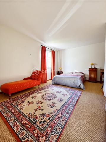 DE NOUVEAU A LA VENTE 

Idéalement située dans un quartier résidentiel calme et prisé, cette superbe villa de 433 m² nichée dans un écrin de verdure, offre un parfait équilibre entre demeure familiale et maison d’hôtes.
Ses volumes généreux, ses matériaux de qualité et sa conception soignée en font un lieu unique, à la fois élégant et accueillant.

Édifiée sur un terrain d’environ 1 900 m², elle se compose au rez-de-chaussée d’un vaste salon/séjour, d’une cuisine indépendante, d’une buanderie, d’une véranda lumineuse ainsi que d’un bureau.
 Le coin nuit du rez-de-chaussée comprend une belle suite parentale, un grand dressing ainsi que deux chambres supplémentaires partageant une salle d’eau commune.
À l’étage, cinq superbes suites parentales offrent confort, intimité et indépendance, idéales pour accueillir famille et invités ou pour développer une activité de gîte ou de maison d’hôtes.
L’extérieur offre un jardin, une terrasse, une piscine ainsi que plusieurs places de stationnement.
Un bien rare alliant espace, élégance et sérénité… qui ne demande qu’à être découvert !
AUCUNS TRAVAUX A PREVOIR - Visites possibles en anglais, allemand et russe 

 Le bien comprend 1 lot et est situé dans une copropriété de 31 lots (les charges courantes annuelles moyennes de copropriété sont de 350 € et le syndicat des copropriétaires ne fait pas l'objet d'une procédure citée à l'article L. 721-1 du code de la construction et de l'habitation).
