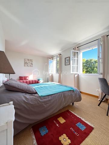 DE NOUVEAU A LA VENTE 

Idéalement située dans un quartier résidentiel calme et prisé, cette superbe villa de 433 m² nichée dans un écrin de verdure, offre un parfait équilibre entre demeure familiale et maison d’hôtes.
Ses volumes généreux, ses matériaux de qualité et sa conception soignée en font un lieu unique, à la fois élégant et accueillant.

Édifiée sur un terrain d’environ 1 900 m², elle se compose au rez-de-chaussée d’un vaste salon/séjour, d’une cuisine indépendante, d’une buanderie, d’une véranda lumineuse ainsi que d’un bureau.
 Le coin nuit du rez-de-chaussée comprend une belle suite parentale, un grand dressing ainsi que deux chambres supplémentaires partageant une salle d’eau commune.
À l’étage, cinq superbes suites parentales offrent confort, intimité et indépendance, idéales pour accueillir famille et invités ou pour développer une activité de gîte ou de maison d’hôtes.
L’extérieur offre un jardin, une terrasse, une piscine ainsi que plusieurs places de stationnement.
Un bien rare alliant espace, élégance et sérénité… qui ne demande qu’à être découvert !
AUCUNS TRAVAUX A PREVOIR - Visites possibles en anglais, allemand et russe 

 Le bien comprend 1 lot et est situé dans une copropriété de 31 lots (les charges courantes annuelles moyennes de copropriété sont de 350 € et le syndicat des copropriétaires ne fait pas l'objet d'une procédure citée à l'article L. 721-1 du code de la construction et de l'habitation).