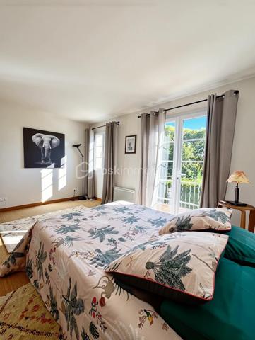 DE NOUVEAU A LA VENTE 

Idéalement située dans un quartier résidentiel calme et prisé, cette superbe villa de 433 m² nichée dans un écrin de verdure, offre un parfait équilibre entre demeure familiale et maison d’hôtes.
Ses volumes généreux, ses matériaux de qualité et sa conception soignée en font un lieu unique, à la fois élégant et accueillant.

Édifiée sur un terrain d’environ 1 900 m², elle se compose au rez-de-chaussée d’un vaste salon/séjour, d’une cuisine indépendante, d’une buanderie, d’une véranda lumineuse ainsi que d’un bureau.
 Le coin nuit du rez-de-chaussée comprend une belle suite parentale, un grand dressing ainsi que deux chambres supplémentaires partageant une salle d’eau commune.
À l’étage, cinq superbes suites parentales offrent confort, intimité et indépendance, idéales pour accueillir famille et invités ou pour développer une activité de gîte ou de maison d’hôtes.
L’extérieur offre un jardin, une terrasse, une piscine ainsi que plusieurs places de stationnement.
Un bien rare alliant espace, élégance et sérénité… qui ne demande qu’à être découvert !
AUCUNS TRAVAUX A PREVOIR - Visites possibles en anglais, allemand et russe 

 Le bien comprend 1 lot et est situé dans une copropriété de 31 lots (les charges courantes annuelles moyennes de copropriété sont de 350 € et le syndicat des copropriétaires ne fait pas l'objet d'une procédure citée à l'article L. 721-1 du code de la construction et de l'habitation).