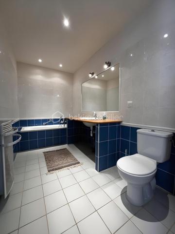 DE NOUVEAU A LA VENTE 

Idéalement située dans un quartier résidentiel calme et prisé, cette superbe villa de 433 m² nichée dans un écrin de verdure, offre un parfait équilibre entre demeure familiale et maison d’hôtes.
Ses volumes généreux, ses matériaux de qualité et sa conception soignée en font un lieu unique, à la fois élégant et accueillant.

Édifiée sur un terrain d’environ 1 900 m², elle se compose au rez-de-chaussée d’un vaste salon/séjour, d’une cuisine indépendante, d’une buanderie, d’une véranda lumineuse ainsi que d’un bureau.
 Le coin nuit du rez-de-chaussée comprend une belle suite parentale, un grand dressing ainsi que deux chambres supplémentaires partageant une salle d’eau commune.
À l’étage, cinq superbes suites parentales offrent confort, intimité et indépendance, idéales pour accueillir famille et invités ou pour développer une activité de gîte ou de maison d’hôtes.
L’extérieur offre un jardin, une terrasse, une piscine ainsi que plusieurs places de stationnement.
Un bien rare alliant espace, élégance et sérénité… qui ne demande qu’à être découvert !
AUCUNS TRAVAUX A PREVOIR - Visites possibles en anglais, allemand et russe 

 Le bien comprend 1 lot et est situé dans une copropriété de 31 lots (les charges courantes annuelles moyennes de copropriété sont de 350 € et le syndicat des copropriétaires ne fait pas l'objet d'une procédure citée à l'article L. 721-1 du code de la construction et de l'habitation).
