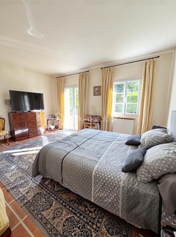 DE NOUVEAU A LA VENTE 

Idéalement située dans un quartier résidentiel calme et prisé, cette superbe villa de 433 m² nichée dans un écrin de verdure, offre un parfait équilibre entre demeure familiale et maison d’hôtes.
Ses volumes généreux, ses matériaux de qualité et sa conception soignée en font un lieu unique, à la fois élégant et accueillant.

Édifiée sur un terrain d’environ 1 900 m², elle se compose au rez-de-chaussée d’un vaste salon/séjour, d’une cuisine indépendante, d’une buanderie, d’une véranda lumineuse ainsi que d’un bureau.
 Le coin nuit du rez-de-chaussée comprend une belle suite parentale, un grand dressing ainsi que deux chambres supplémentaires partageant une salle d’eau commune.
À l’étage, cinq superbes suites parentales offrent confort, intimité et indépendance, idéales pour accueillir famille et invités ou pour développer une activité de gîte ou de maison d’hôtes.
L’extérieur offre un jardin, une terrasse, une piscine ainsi que plusieurs places de stationnement.
Un bien rare alliant espace, élégance et sérénité… qui ne demande qu’à être découvert !
AUCUNS TRAVAUX A PREVOIR - Visites possibles en anglais, allemand et russe 

 Le bien comprend 1 lot et est situé dans une copropriété de 31 lots (les charges courantes annuelles moyennes de copropriété sont de 350 € et le syndicat des copropriétaires ne fait pas l'objet d'une procédure citée à l'article L. 721-1 du code de la construction et de l'habitation).