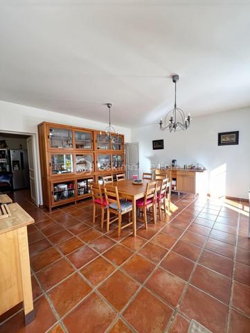 DE NOUVEAU A LA VENTE 

Idéalement située dans un quartier résidentiel calme et prisé, cette superbe villa de 433 m² nichée dans un écrin de verdure, offre un parfait équilibre entre demeure familiale et maison d’hôtes.
Ses volumes généreux, ses matériaux de qualité et sa conception soignée en font un lieu unique, à la fois élégant et accueillant.

Édifiée sur un terrain d’environ 1 900 m², elle se compose au rez-de-chaussée d’un vaste salon/séjour, d’une cuisine indépendante, d’une buanderie, d’une véranda lumineuse ainsi que d’un bureau.
 Le coin nuit du rez-de-chaussée comprend une belle suite parentale, un grand dressing ainsi que deux chambres supplémentaires partageant une salle d’eau commune.
À l’étage, cinq superbes suites parentales offrent confort, intimité et indépendance, idéales pour accueillir famille et invités ou pour développer une activité de gîte ou de maison d’hôtes.
L’extérieur offre un jardin, une terrasse, une piscine ainsi que plusieurs places de stationnement.
Un bien rare alliant espace, élégance et sérénité… qui ne demande qu’à être découvert !
AUCUNS TRAVAUX A PREVOIR - Visites possibles en anglais, allemand et russe 

 Le bien comprend 1 lot et est situé dans une copropriété de 31 lots (les charges courantes annuelles moyennes de copropriété sont de 350 € et le syndicat des copropriétaires ne fait pas l'objet d'une procédure citée à l'article L. 721-1 du code de la construction et de l'habitation).