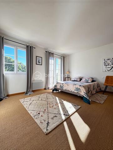 DE NOUVEAU A LA VENTE 

Idéalement située dans un quartier résidentiel calme et prisé, cette superbe villa de 433 m² nichée dans un écrin de verdure, offre un parfait équilibre entre demeure familiale et maison d’hôtes.
Ses volumes généreux, ses matériaux de qualité et sa conception soignée en font un lieu unique, à la fois élégant et accueillant.

Édifiée sur un terrain d’environ 1 900 m², elle se compose au rez-de-chaussée d’un vaste salon/séjour, d’une cuisine indépendante, d’une buanderie, d’une véranda lumineuse ainsi que d’un bureau.
 Le coin nuit du rez-de-chaussée comprend une belle suite parentale, un grand dressing ainsi que deux chambres supplémentaires partageant une salle d’eau commune.
À l’étage, cinq superbes suites parentales offrent confort, intimité et indépendance, idéales pour accueillir famille et invités ou pour développer une activité de gîte ou de maison d’hôtes.
L’extérieur offre un jardin, une terrasse, une piscine ainsi que plusieurs places de stationnement.
Un bien rare alliant espace, élégance et sérénité… qui ne demande qu’à être découvert !
AUCUNS TRAVAUX A PREVOIR - Visites possibles en anglais, allemand et russe 

 Le bien comprend 1 lot et est situé dans une copropriété de 31 lots (les charges courantes annuelles moyennes de copropriété sont de 350 € et le syndicat des copropriétaires ne fait pas l'objet d'une procédure citée à l'article L. 721-1 du code de la construction et de l'habitation).