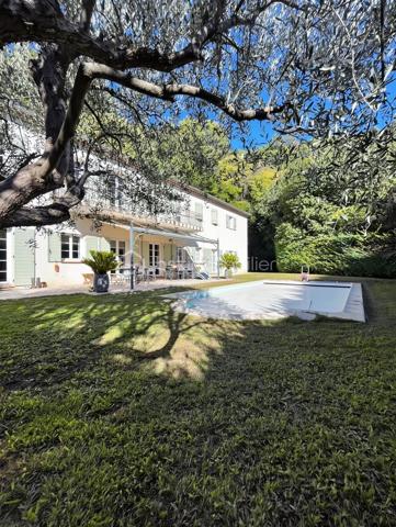 DE NOUVEAU A LA VENTE 

Idéalement située dans un quartier résidentiel calme et prisé, cette superbe villa de 433 m² nichée dans un écrin de verdure, offre un parfait équilibre entre demeure familiale et maison d’hôtes.
Ses volumes généreux, ses matériaux de qualité et sa conception soignée en font un lieu unique, à la fois élégant et accueillant.

Édifiée sur un terrain d’environ 1 900 m², elle se compose au rez-de-chaussée d’un vaste salon/séjour, d’une cuisine indépendante, d’une buanderie, d’une véranda lumineuse ainsi que d’un bureau.
 Le coin nuit du rez-de-chaussée comprend une belle suite parentale, un grand dressing ainsi que deux chambres supplémentaires partageant une salle d’eau commune.
À l’étage, cinq superbes suites parentales offrent confort, intimité et indépendance, idéales pour accueillir famille et invités ou pour développer une activité de gîte ou de maison d’hôtes.
L’extérieur offre un jardin, une terrasse, une piscine ainsi que plusieurs places de stationnement.
Un bien rare alliant espace, élégance et sérénité… qui ne demande qu’à être découvert !
AUCUNS TRAVAUX A PREVOIR - Visites possibles en anglais, allemand et russe 

 Le bien comprend 1 lot et est situé dans une copropriété de 31 lots (les charges courantes annuelles moyennes de copropriété sont de 350 € et le syndicat des copropriétaires ne fait pas l'objet d'une procédure citée à l'article L. 721-1 du code de la construction et de l'habitation).