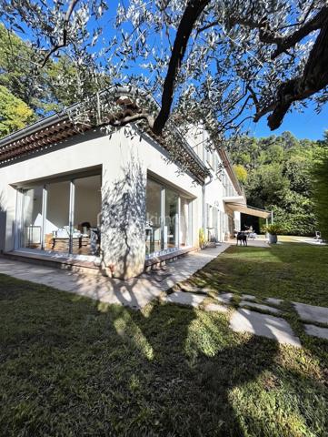 DE NOUVEAU A LA VENTE 

Idéalement située dans un quartier résidentiel calme et prisé, cette superbe villa de 433 m² nichée dans un écrin de verdure, offre un parfait équilibre entre demeure familiale et maison d’hôtes.
Ses volumes généreux, ses matériaux de qualité et sa conception soignée en font un lieu unique, à la fois élégant et accueillant.

Édifiée sur un terrain d’environ 1 900 m², elle se compose au rez-de-chaussée d’un vaste salon/séjour, d’une cuisine indépendante, d’une buanderie, d’une véranda lumineuse ainsi que d’un bureau.
 Le coin nuit du rez-de-chaussée comprend une belle suite parentale, un grand dressing ainsi que deux chambres supplémentaires partageant une salle d’eau commune.
À l’étage, cinq superbes suites parentales offrent confort, intimité et indépendance, idéales pour accueillir famille et invités ou pour développer une activité de gîte ou de maison d’hôtes.
L’extérieur offre un jardin, une terrasse, une piscine ainsi que plusieurs places de stationnement.
Un bien rare alliant espace, élégance et sérénité… qui ne demande qu’à être découvert !
AUCUNS TRAVAUX A PREVOIR - Visites possibles en anglais, allemand et russe 

 Le bien comprend 1 lot et est situé dans une copropriété de 31 lots (les charges courantes annuelles moyennes de copropriété sont de 350 € et le syndicat des copropriétaires ne fait pas l'objet d'une procédure citée à l'article L. 721-1 du code de la construction et de l'habitation).