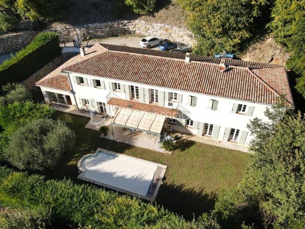 DE NOUVEAU A LA VENTE 

Idéalement située dans un quartier résidentiel calme et prisé, cette superbe villa de 433 m² nichée dans un écrin de verdure, offre un parfait équilibre entre demeure familiale et maison d’hôtes.
Ses volumes généreux, ses matériaux de qualité et sa conception soignée en font un lieu unique, à la fois élégant et accueillant.

Édifiée sur un terrain d’environ 1 900 m², elle se compose au rez-de-chaussée d’un vaste salon/séjour, d’une cuisine indépendante, d’une buanderie, d’une véranda lumineuse ainsi que d’un bureau.
 Le coin nuit du rez-de-chaussée comprend une belle suite parentale, un grand dressing ainsi que deux chambres supplémentaires partageant une salle d’eau commune.
À l’étage, cinq superbes suites parentales offrent confort, intimité et indépendance, idéales pour accueillir famille et invités ou pour développer une activité de gîte ou de maison d’hôtes.
L’extérieur offre un jardin, une terrasse, une piscine ainsi que plusieurs places de stationnement.
Un bien rare alliant espace, élégance et sérénité… qui ne demande qu’à être découvert !
AUCUNS TRAVAUX A PREVOIR - Visites possibles en anglais, allemand et russe 

 Le bien comprend 1 lot et est situé dans une copropriété de 31 lots (les charges courantes annuelles moyennes de copropriété sont de 350 € et le syndicat des copropriétaires ne fait pas l'objet d'une procédure citée à l'article L. 721-1 du code de la construction et de l'habitation).
