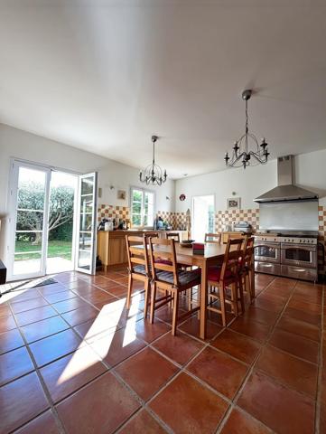 DE NOUVEAU A LA VENTE 

Idéalement située dans un quartier résidentiel calme et prisé, cette superbe villa de 433 m² nichée dans un écrin de verdure, offre un parfait équilibre entre demeure familiale et maison d’hôtes.
Ses volumes généreux, ses matériaux de qualité et sa conception soignée en font un lieu unique, à la fois élégant et accueillant.

Édifiée sur un terrain d’environ 1 900 m², elle se compose au rez-de-chaussée d’un vaste salon/séjour, d’une cuisine indépendante, d’une buanderie, d’une véranda lumineuse ainsi que d’un bureau.
 Le coin nuit du rez-de-chaussée comprend une belle suite parentale, un grand dressing ainsi que deux chambres supplémentaires partageant une salle d’eau commune.
À l’étage, cinq superbes suites parentales offrent confort, intimité et indépendance, idéales pour accueillir famille et invités ou pour développer une activité de gîte ou de maison d’hôtes.
L’extérieur offre un jardin, une terrasse, une piscine ainsi que plusieurs places de stationnement.
Un bien rare alliant espace, élégance et sérénité… qui ne demande qu’à être découvert !
AUCUNS TRAVAUX A PREVOIR - Visites possibles en anglais, allemand et russe 

 Le bien comprend 1 lot et est situé dans une copropriété de 31 lots (les charges courantes annuelles moyennes de copropriété sont de 350 € et le syndicat des copropriétaires ne fait pas l'objet d'une procédure citée à l'article L. 721-1 du code de la construction et de l'habitation).