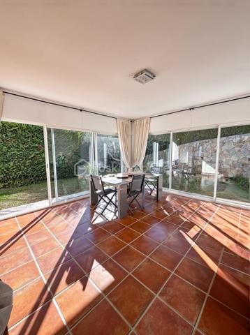 DE NOUVEAU A LA VENTE 

Idéalement située dans un quartier résidentiel calme et prisé, cette superbe villa de 433 m² nichée dans un écrin de verdure, offre un parfait équilibre entre demeure familiale et maison d’hôtes.
Ses volumes généreux, ses matériaux de qualité et sa conception soignée en font un lieu unique, à la fois élégant et accueillant.

Édifiée sur un terrain d’environ 1 900 m², elle se compose au rez-de-chaussée d’un vaste salon/séjour, d’une cuisine indépendante, d’une buanderie, d’une véranda lumineuse ainsi que d’un bureau.
 Le coin nuit du rez-de-chaussée comprend une belle suite parentale, un grand dressing ainsi que deux chambres supplémentaires partageant une salle d’eau commune.
À l’étage, cinq superbes suites parentales offrent confort, intimité et indépendance, idéales pour accueillir famille et invités ou pour développer une activité de gîte ou de maison d’hôtes.
L’extérieur offre un jardin, une terrasse, une piscine ainsi que plusieurs places de stationnement.
Un bien rare alliant espace, élégance et sérénité… qui ne demande qu’à être découvert !
AUCUNS TRAVAUX A PREVOIR - Visites possibles en anglais, allemand et russe 

 Le bien comprend 1 lot et est situé dans une copropriété de 31 lots (les charges courantes annuelles moyennes de copropriété sont de 350 € et le syndicat des copropriétaires ne fait pas l'objet d'une procédure citée à l'article L. 721-1 du code de la construction et de l'habitation).