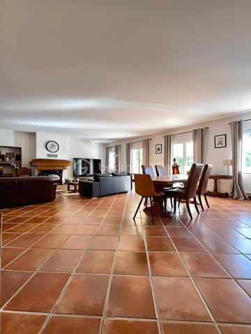 DE NOUVEAU A LA VENTE 

Idéalement située dans un quartier résidentiel calme et prisé, cette superbe villa de 433 m² nichée dans un écrin de verdure, offre un parfait équilibre entre demeure familiale et maison d’hôtes.
Ses volumes généreux, ses matériaux de qualité et sa conception soignée en font un lieu unique, à la fois élégant et accueillant.

Édifiée sur un terrain d’environ 1 900 m², elle se compose au rez-de-chaussée d’un vaste salon/séjour, d’une cuisine indépendante, d’une buanderie, d’une véranda lumineuse ainsi que d’un bureau.
 Le coin nuit du rez-de-chaussée comprend une belle suite parentale, un grand dressing ainsi que deux chambres supplémentaires partageant une salle d’eau commune.
À l’étage, cinq superbes suites parentales offrent confort, intimité et indépendance, idéales pour accueillir famille et invités ou pour développer une activité de gîte ou de maison d’hôtes.
L’extérieur offre un jardin, une terrasse, une piscine ainsi que plusieurs places de stationnement.
Un bien rare alliant espace, élégance et sérénité… qui ne demande qu’à être découvert !
AUCUNS TRAVAUX A PREVOIR - Visites possibles en anglais, allemand et russe 

 Le bien comprend 1 lot et est situé dans une copropriété de 31 lots (les charges courantes annuelles moyennes de copropriété sont de 350 € et le syndicat des copropriétaires ne fait pas l'objet d'une procédure citée à l'article L. 721-1 du code de la construction et de l'habitation).