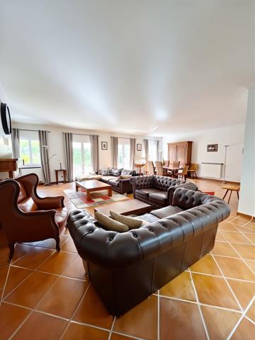 DE NOUVEAU A LA VENTE 

Idéalement située dans un quartier résidentiel calme et prisé, cette superbe villa de 433 m² nichée dans un écrin de verdure, offre un parfait équilibre entre demeure familiale et maison d’hôtes.
Ses volumes généreux, ses matériaux de qualité et sa conception soignée en font un lieu unique, à la fois élégant et accueillant.

Édifiée sur un terrain d’environ 1 900 m², elle se compose au rez-de-chaussée d’un vaste salon/séjour, d’une cuisine indépendante, d’une buanderie, d’une véranda lumineuse ainsi que d’un bureau.
 Le coin nuit du rez-de-chaussée comprend une belle suite parentale, un grand dressing ainsi que deux chambres supplémentaires partageant une salle d’eau commune.
À l’étage, cinq superbes suites parentales offrent confort, intimité et indépendance, idéales pour accueillir famille et invités ou pour développer une activité de gîte ou de maison d’hôtes.
L’extérieur offre un jardin, une terrasse, une piscine ainsi que plusieurs places de stationnement.
Un bien rare alliant espace, élégance et sérénité… qui ne demande qu’à être découvert !
AUCUNS TRAVAUX A PREVOIR - Visites possibles en anglais, allemand et russe 

 Le bien comprend 1 lot et est situé dans une copropriété de 31 lots (les charges courantes annuelles moyennes de copropriété sont de 350 € et le syndicat des copropriétaires ne fait pas l'objet d'une procédure citée à l'article L. 721-1 du code de la construction et de l'habitation).
