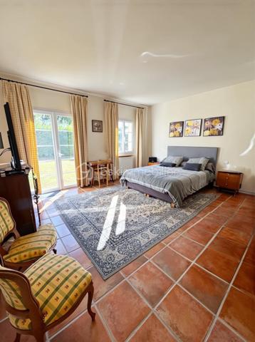 DE NOUVEAU A LA VENTE 

Idéalement située dans un quartier résidentiel calme et prisé, cette superbe villa de 433 m² nichée dans un écrin de verdure, offre un parfait équilibre entre demeure familiale et maison d’hôtes.
Ses volumes généreux, ses matériaux de qualité et sa conception soignée en font un lieu unique, à la fois élégant et accueillant.

Édifiée sur un terrain d’environ 1 900 m², elle se compose au rez-de-chaussée d’un vaste salon/séjour, d’une cuisine indépendante, d’une buanderie, d’une véranda lumineuse ainsi que d’un bureau.
 Le coin nuit du rez-de-chaussée comprend une belle suite parentale, un grand dressing ainsi que deux chambres supplémentaires partageant une salle d’eau commune.
À l’étage, cinq superbes suites parentales offrent confort, intimité et indépendance, idéales pour accueillir famille et invités ou pour développer une activité de gîte ou de maison d’hôtes.
L’extérieur offre un jardin, une terrasse, une piscine ainsi que plusieurs places de stationnement.
Un bien rare alliant espace, élégance et sérénité… qui ne demande qu’à être découvert !
AUCUNS TRAVAUX A PREVOIR - Visites possibles en anglais, allemand et russe 

 Le bien comprend 1 lot et est situé dans une copropriété de 31 lots (les charges courantes annuelles moyennes de copropriété sont de 350 € et le syndicat des copropriétaires ne fait pas l'objet d'une procédure citée à l'article L. 721-1 du code de la construction et de l'habitation).