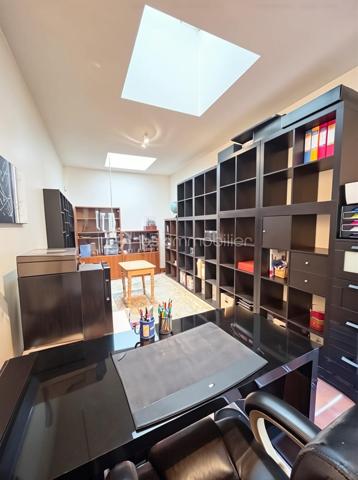 DE NOUVEAU A LA VENTE 

Idéalement située dans un quartier résidentiel calme et prisé, cette superbe villa de 433 m² nichée dans un écrin de verdure, offre un parfait équilibre entre demeure familiale et maison d’hôtes.
Ses volumes généreux, ses matériaux de qualité et sa conception soignée en font un lieu unique, à la fois élégant et accueillant.

Édifiée sur un terrain d’environ 1 900 m², elle se compose au rez-de-chaussée d’un vaste salon/séjour, d’une cuisine indépendante, d’une buanderie, d’une véranda lumineuse ainsi que d’un bureau.
 Le coin nuit du rez-de-chaussée comprend une belle suite parentale, un grand dressing ainsi que deux chambres supplémentaires partageant une salle d’eau commune.
À l’étage, cinq superbes suites parentales offrent confort, intimité et indépendance, idéales pour accueillir famille et invités ou pour développer une activité de gîte ou de maison d’hôtes.
L’extérieur offre un jardin, une terrasse, une piscine ainsi que plusieurs places de stationnement.
Un bien rare alliant espace, élégance et sérénité… qui ne demande qu’à être découvert !
AUCUNS TRAVAUX A PREVOIR - Visites possibles en anglais, allemand et russe 

 Le bien comprend 1 lot et est situé dans une copropriété de 31 lots (les charges courantes annuelles moyennes de copropriété sont de 350 € et le syndicat des copropriétaires ne fait pas l'objet d'une procédure citée à l'article L. 721-1 du code de la construction et de l'habitation).